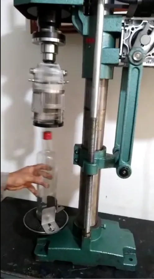 Máquina Enchapadora de Tapas Pilfer Industrial